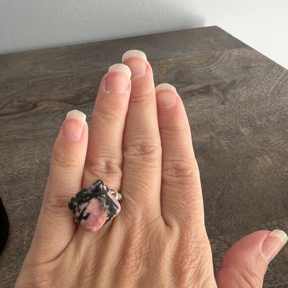 Handmade funky pink and black stone rhodonite and wire ring - size 6 - Picture 5 of 8